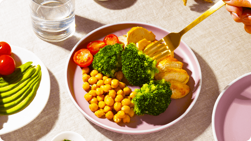 バランスの取れた食事が載っているお皿