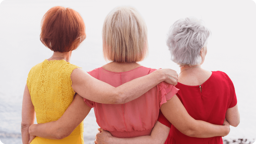 カラフルな洋服を着た3人の老齢の女性の後ろ姿