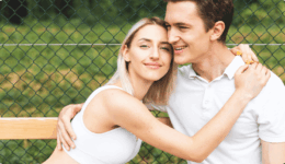 スポーツ後のカップルが顔を近づけて抱き合う姿