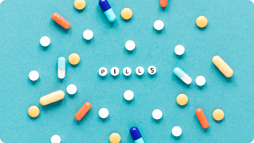 英語でpillsと書かれた薬の周りに、何種類かの薬が散らばっている画像