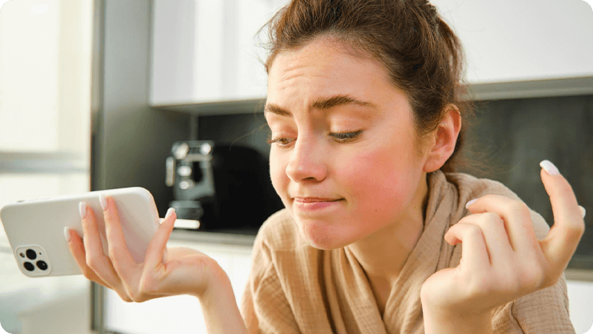 スマホを見ていたが調べものの内容が理解できなかった女性