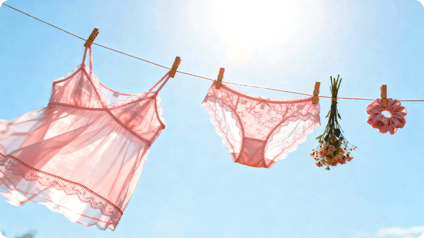快晴な日に干されるピンクのランジェリー