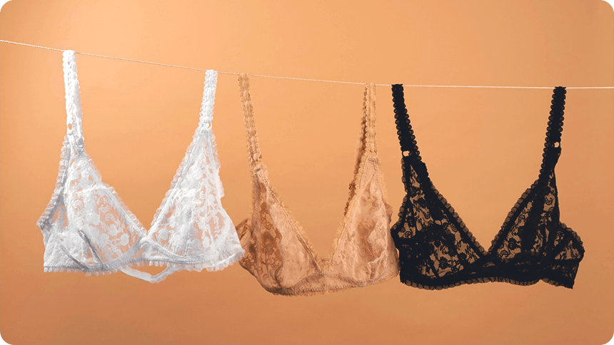 3つの色違いのランジェリーを吊るしている
