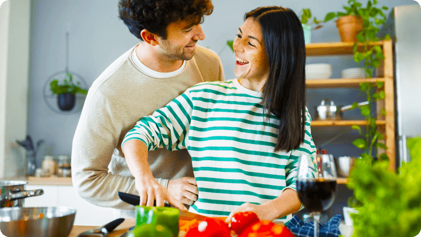 料理をしている女性に触る男性