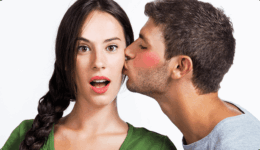 顔を赤らめた男性に頬にキスをされ驚く女性