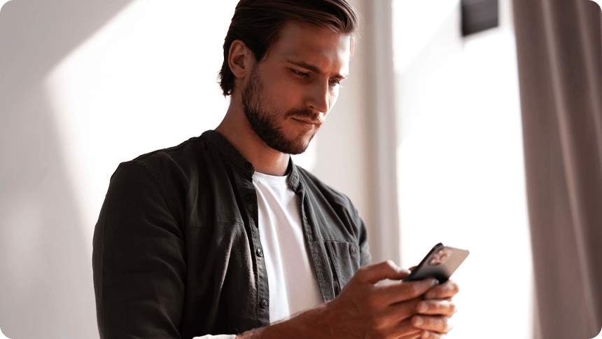 真剣な表情でスマホを見つめる男性