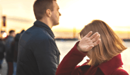 夕暮れの街で男性の隣に立ち、手で顔を覆う女性。関係のすれ違いを感じさせる切ないシーン。