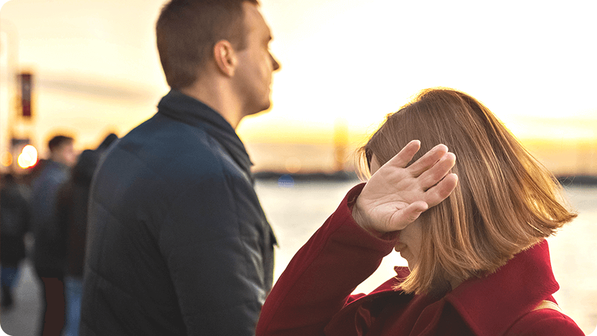 夕暮れの街で男性の隣に立ち、手で顔を覆う女性。関係のすれ違いを感じさせる切ないシーン。