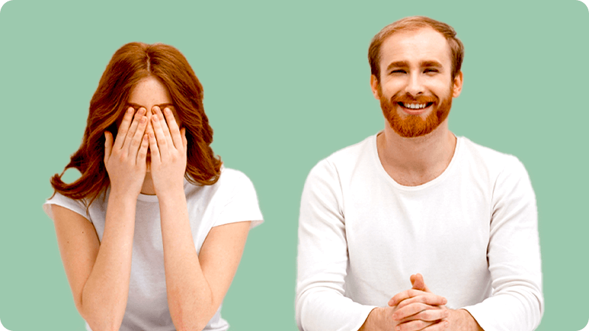 白い服を着たカップル。男性は笑顔でこちらを見ているのに対し、女性は机に肘をついて顔を手のひらで覆ている。