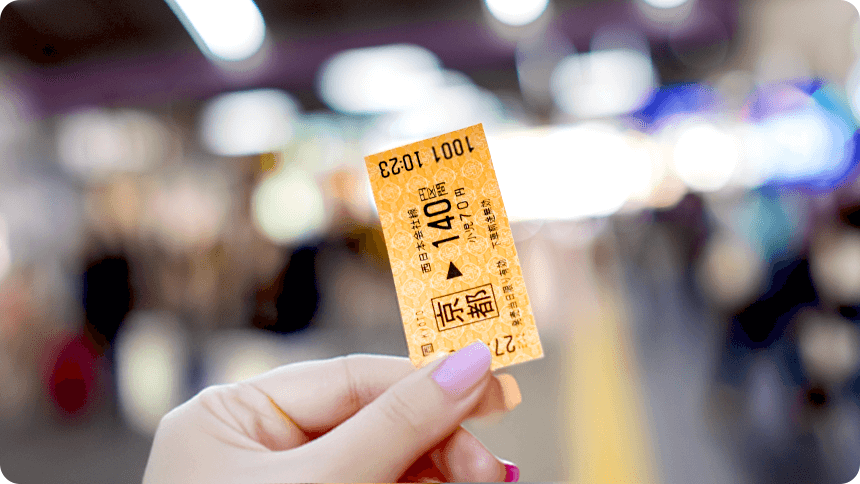 駅のホームで切符を手に持つ女性の手元。両思い切符を思わせるようなシーン。