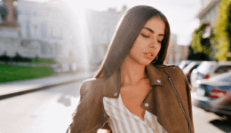 街中で視線をそらす女性。恋愛や人間関係で距離を置きたい気持ちを表すような姿