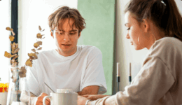 テーブルを挟んで向かい合い、話をしている男女