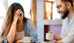 彼が楽しそうに話す傍ら、額に手を当てて浮かない表情の女性
