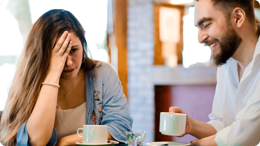 彼が楽しそうに話す傍ら、額に手を当てて浮かない表情の女性
