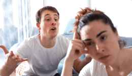 怒って話す男性に対して困った表情で悩む女性