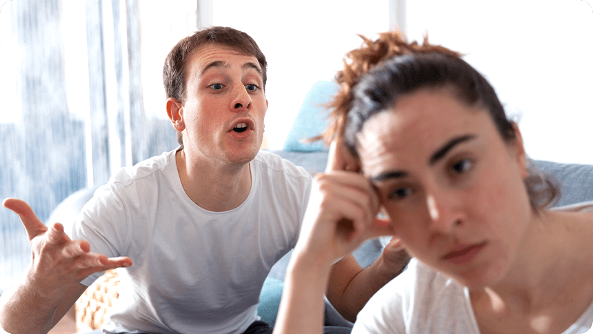 怒って話す男性に対して困った表情で悩む女性