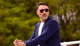 サングラスをかけた落ち着いた雰囲気のイケおじ男性