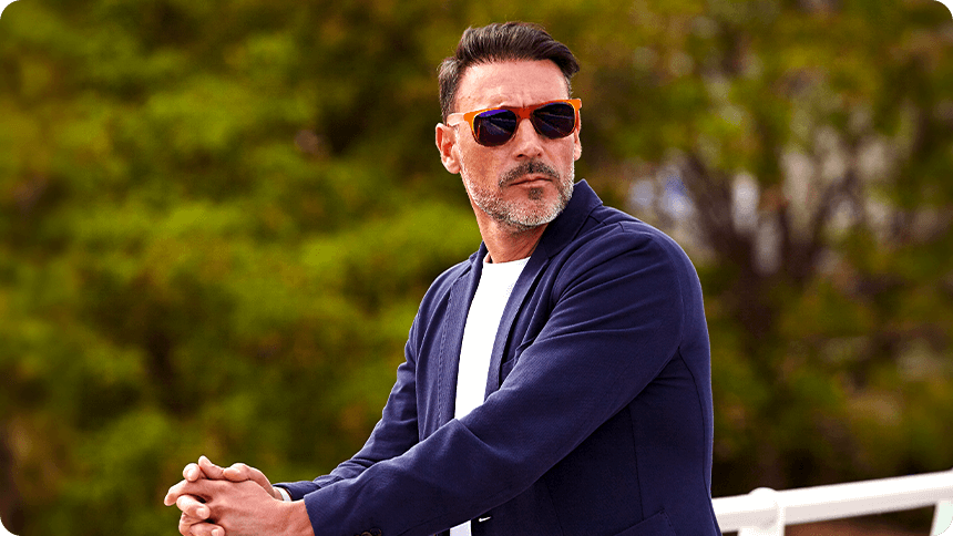 サングラスをかけた落ち着いた雰囲気のイケおじ男性