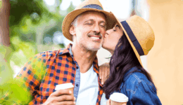 男性の頬にキスをする若い女性カップル