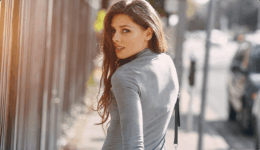 前を向いて歩く自立した大人の女性のイメージ