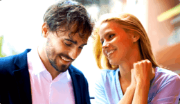 ハンサムな男性を横から見つめる笑顔の女性