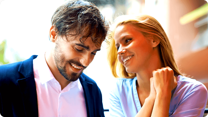 ハンサムな男性を横から見つめる笑顔の女性