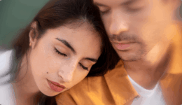ぼやけた男性の肩にもたれて眠る女性