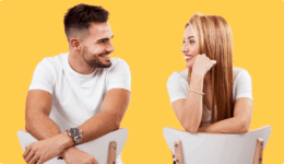 椅子に座って楽しそうに向き合い、視線を交わす男女