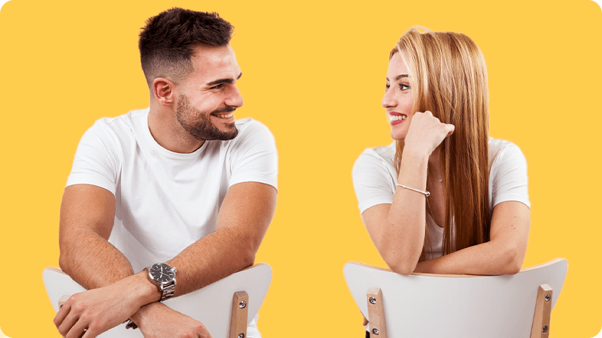 椅子に座って楽しそうに向き合い、視線を交わす男女