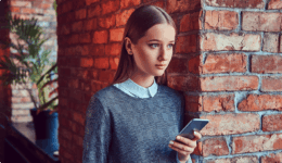 携帯を見てシリアスな表情を浮かべる女性