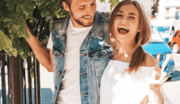 楽しそうに笑う女性を近くで見つめる年下男性のイメージ