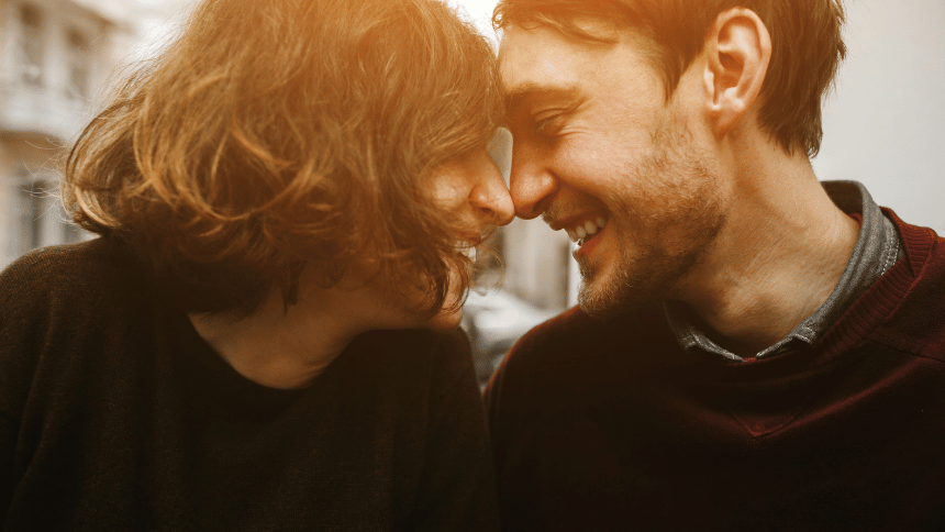 笑顔で額を寄せ合い、親密に向き合うカップル