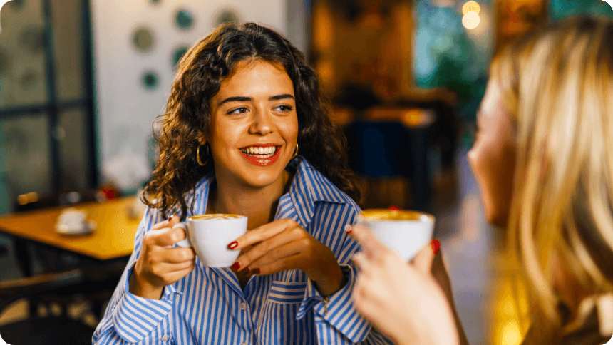 カフェで話しをする二人の女性