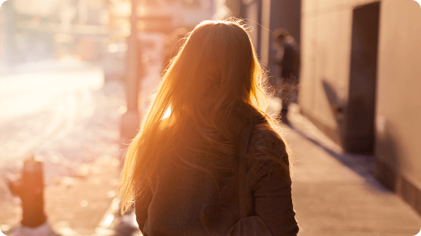明るい未来に向かって進む女性の後ろ姿