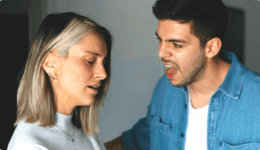 男性が女性に対して高圧的な態度で言葉をかける様子