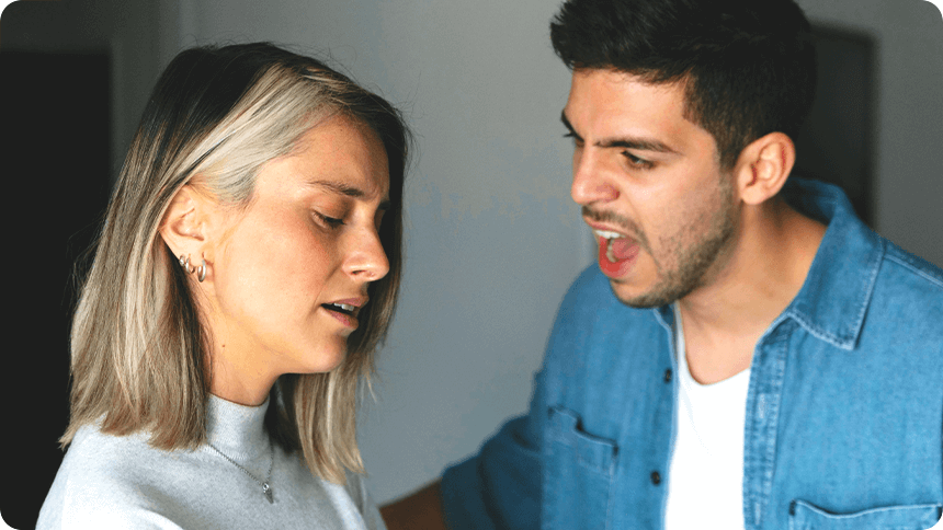 男性が女性に対して高圧的な態度で言葉をかける様子