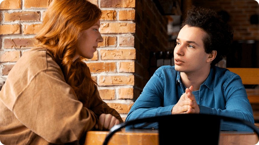 カフェで彼女の相談にしっかりと向き合う彼氏