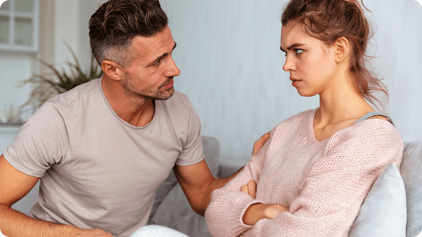 寄り添ってくれる彼にも苛立ちを隠せない彼女