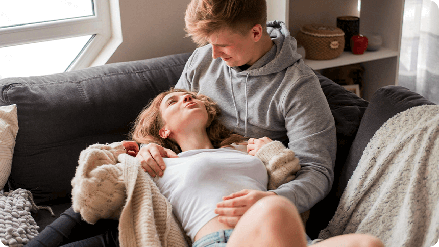 お家でゆっくり過ごすカップル。彼に膝枕をしてもらい、甘える彼女