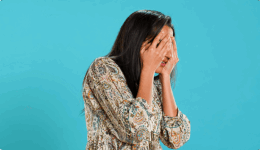 両手で顔を覆いショックを受けている様子の女性