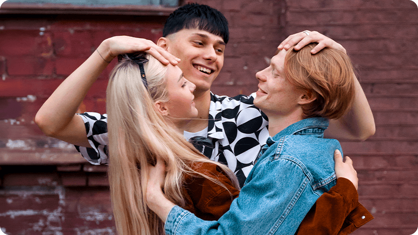 男女カップルを剥がそうとする男性