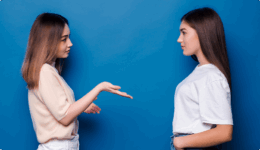 恋愛についてアドバイスする女性と話を聞く女性のイメージ