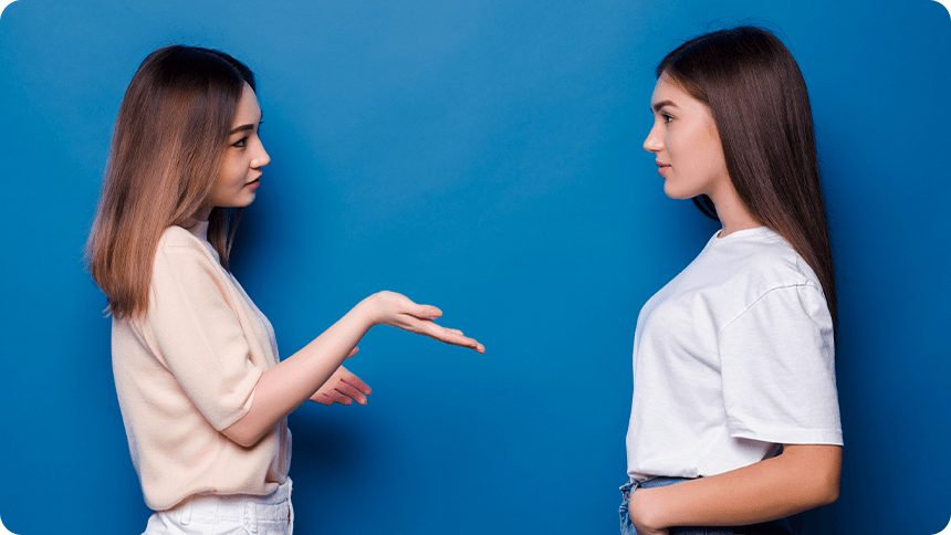 恋愛についてアドバイスする女性と話を聞く女性のイメージ