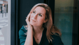 カフェで頬杖をつきながら考え事をしている女性