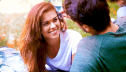 夕日を背景に、自由に振る舞う女性とそれを見守る男性のシルエット。自分軸を持ってのびのびと過ごすことで、対等で心地よい関係性を築いている様子。