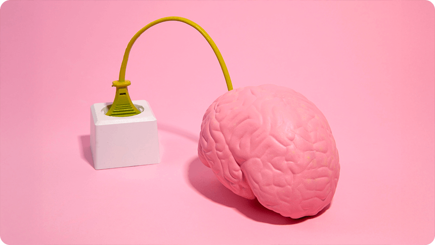 コンセントと電気コードの先が脳の模型となっている
