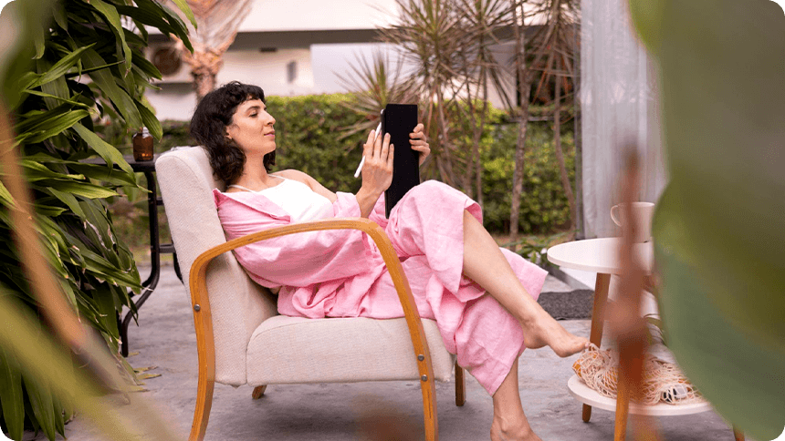 自然が多いテラス席で自分の時間を楽しむ女性