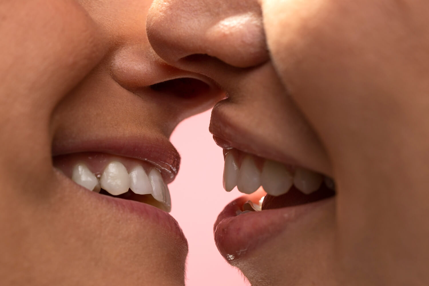 キスできるくらい近い2人の口元をフォーカスされた写真