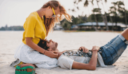砂浜で寄り添いながら、相手と向き合おうとする女性