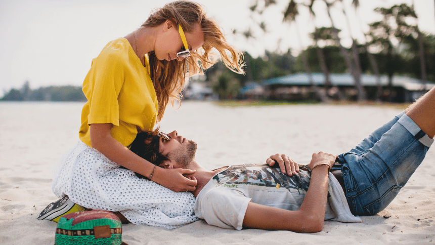 砂浜で寄り添いながら、相手と向き合おうとする女性